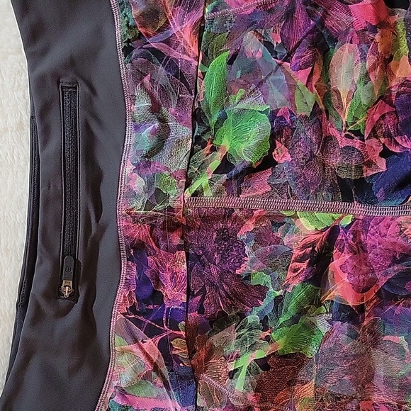 LULULEMON 2'5" LINED SHORT SIZE 8 - Picture 11 of 13